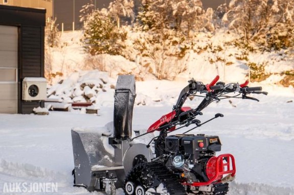 Dyrskun 2026 Komplett tohjulstraktor med snøfreser, belter og hurtigkoblinger AGRO 745